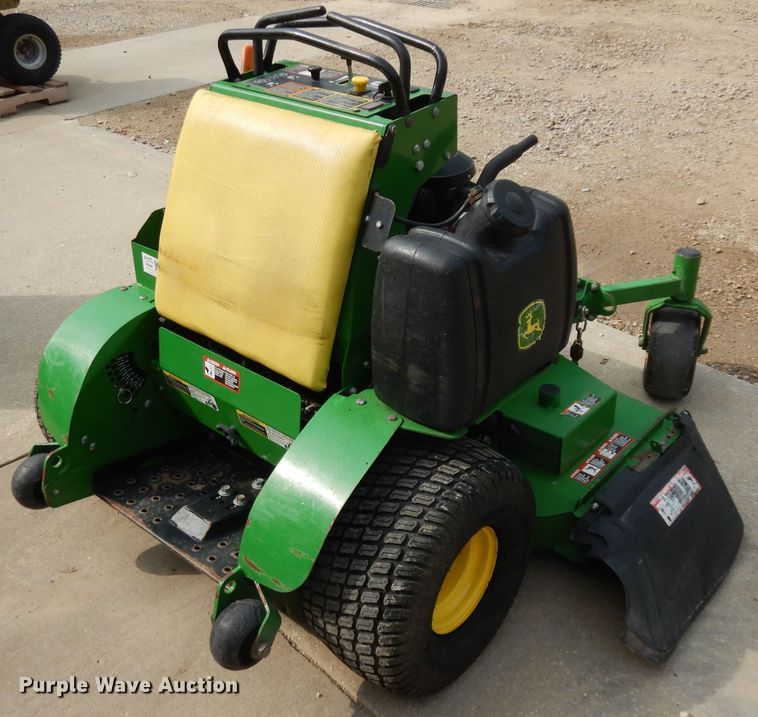 image for item GG9109 2015 John Deere 652R QT ZTR lawn mower