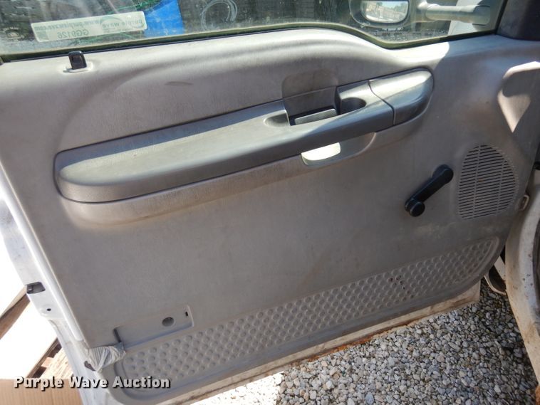 image for item GG9126 1999 Ford F450 Super Duty flatbed truck