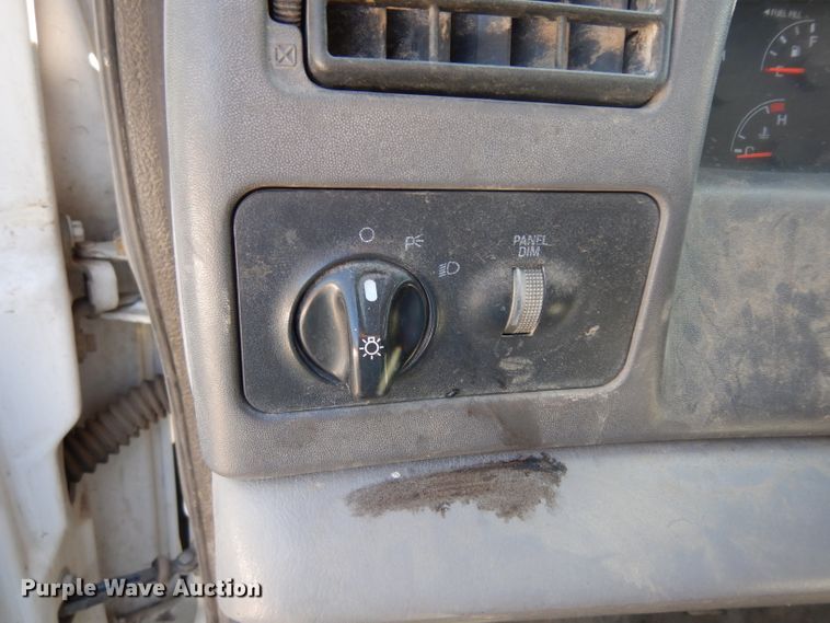 image for item GG9126 1999 Ford F450 Super Duty flatbed truck