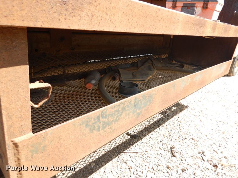 image for item GG9126 1999 Ford F450 Super Duty flatbed truck