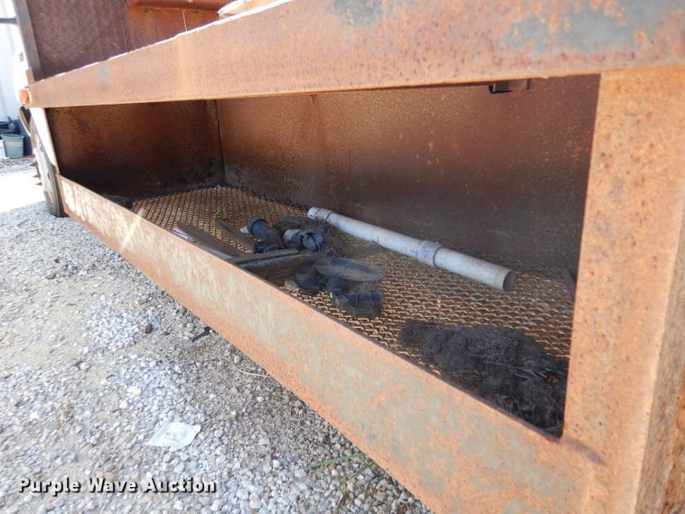 image for item GG9126 1999 Ford F450 Super Duty flatbed truck