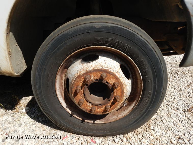 image for item GG9126 1999 Ford F450 Super Duty flatbed truck