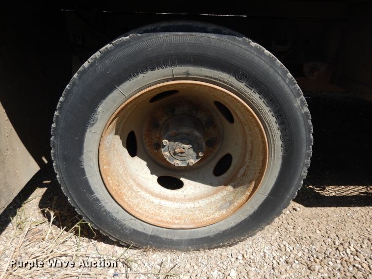 image for item GG9126 1999 Ford F450 Super Duty flatbed truck