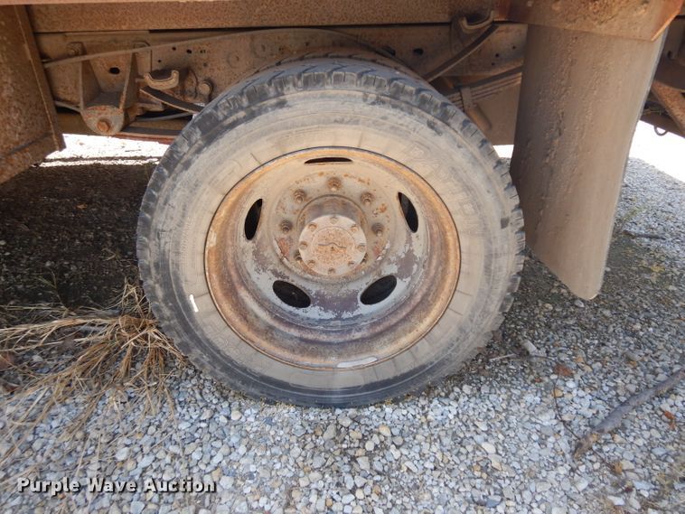 image for item GG9126 1999 Ford F450 Super Duty flatbed truck