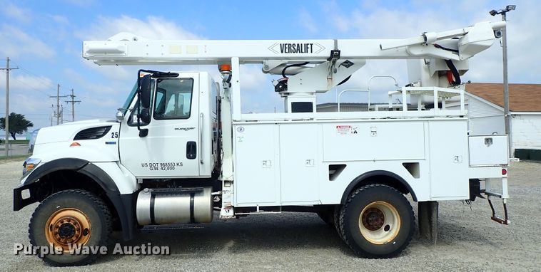image for item DE0943 2012 International 7300 bucket truck