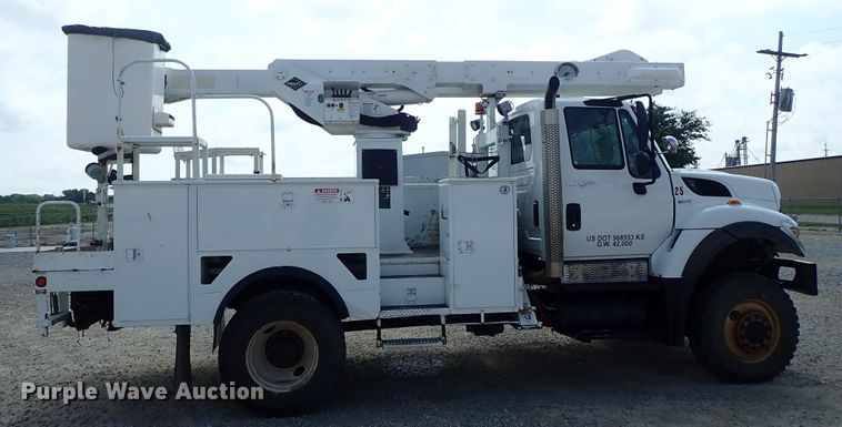 image for item DE0943 2012 International 7300 bucket truck