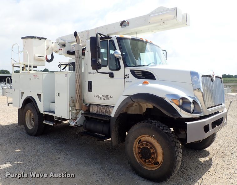 image for item DE0943 2012 International 7300 bucket truck