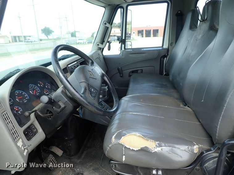 image for item DE0943 2012 International 7300 bucket truck