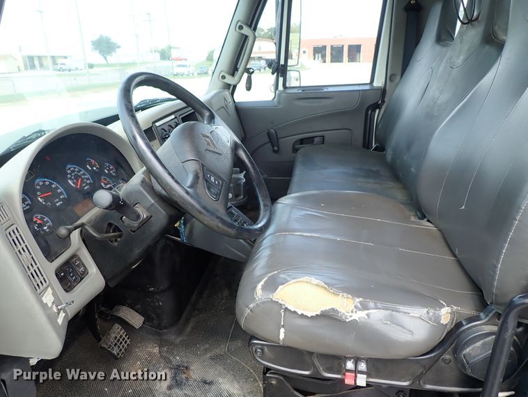 image for item DE0943 2012 International 7300 bucket truck