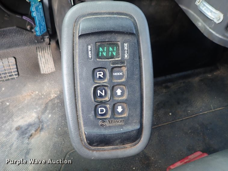 image for item DE0943 2012 International 7300 bucket truck