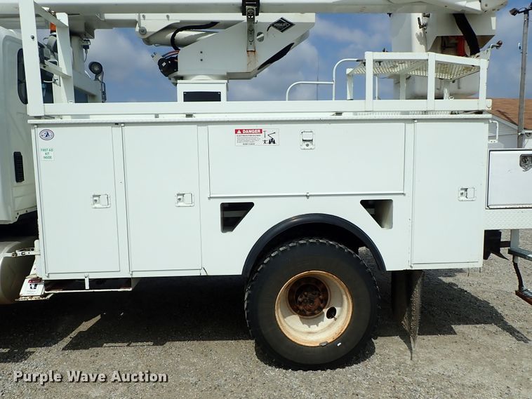 image for item DE0943 2012 International 7300 bucket truck