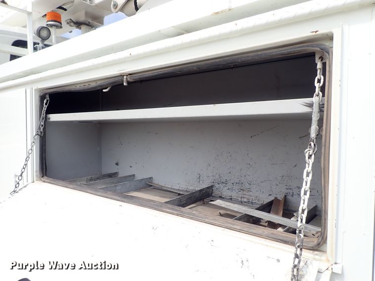 image for item DE0943 2012 International 7300 bucket truck