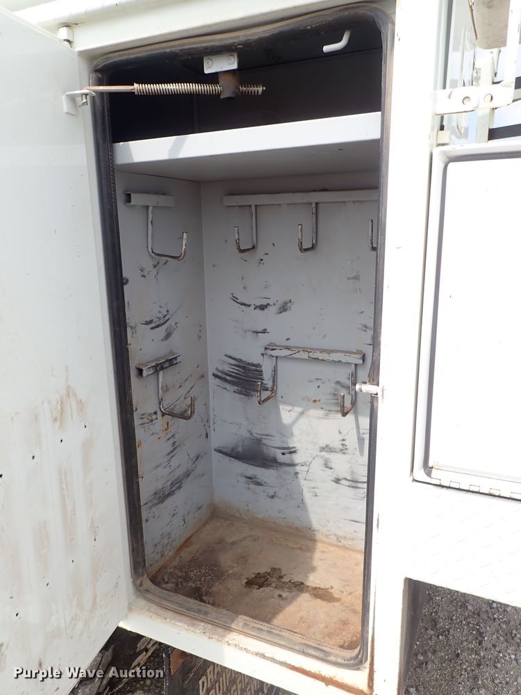 image for item DE0943 2012 International 7300 bucket truck