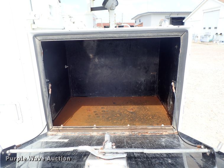 image for item DE0943 2012 International 7300 bucket truck