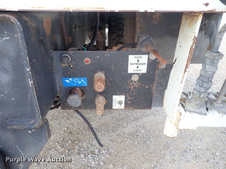 image for item DE0943 2012 International 7300 bucket truck