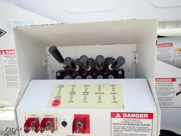 image for item DE0943 2012 International 7300 bucket truck