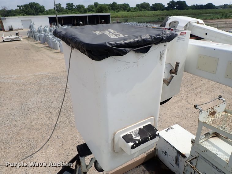 image for item DE0943 2012 International 7300 bucket truck