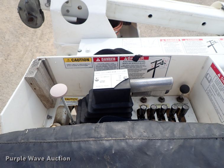 image for item DE0943 2012 International 7300 bucket truck