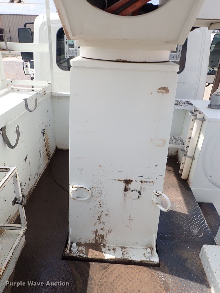 image for item DE0943 2012 International 7300 bucket truck