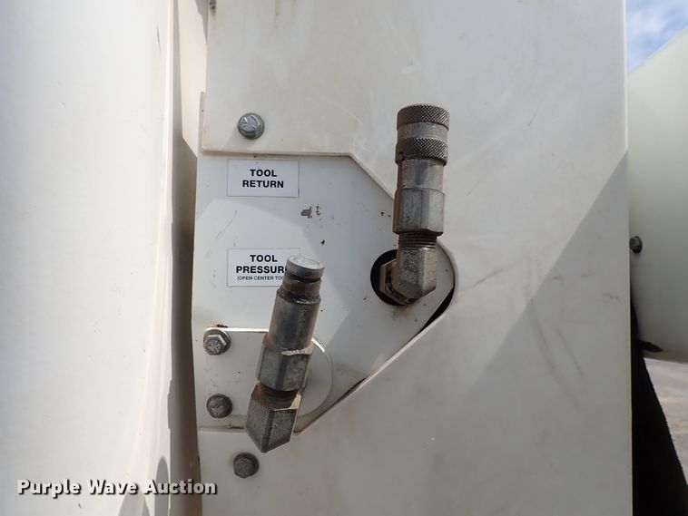 image for item DE0943 2012 International 7300 bucket truck