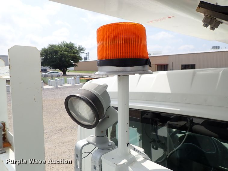 image for item DE0943 2012 International 7300 bucket truck