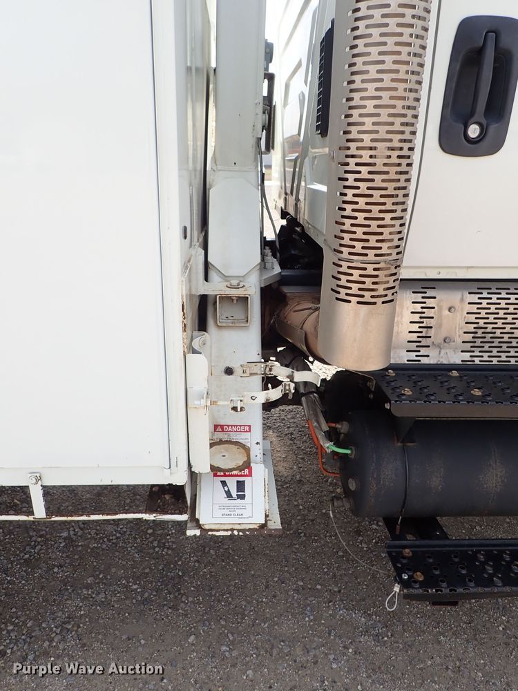 image for item DE0943 2012 International 7300 bucket truck