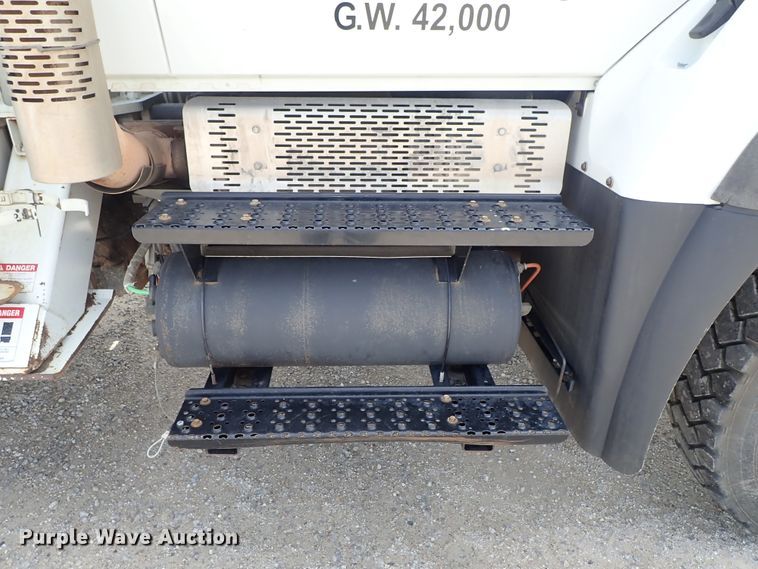 image for item DE0943 2012 International 7300 bucket truck