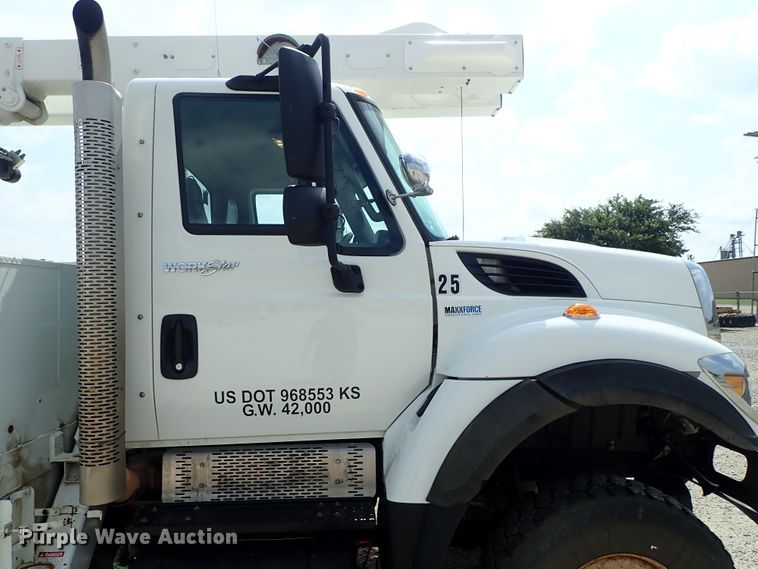 image for item DE0943 2012 International 7300 bucket truck