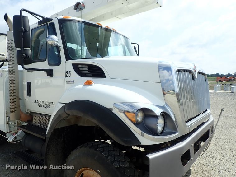 image for item DE0943 2012 International 7300 bucket truck