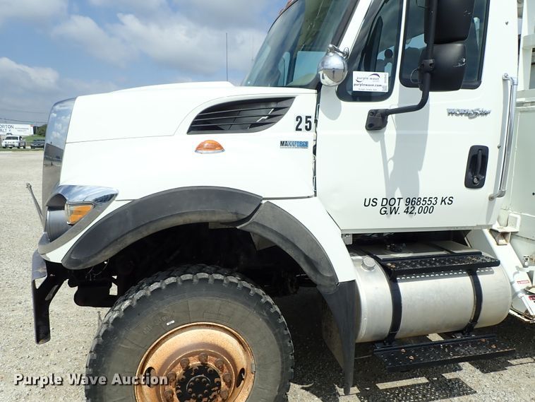 image for item DE0943 2012 International 7300 bucket truck