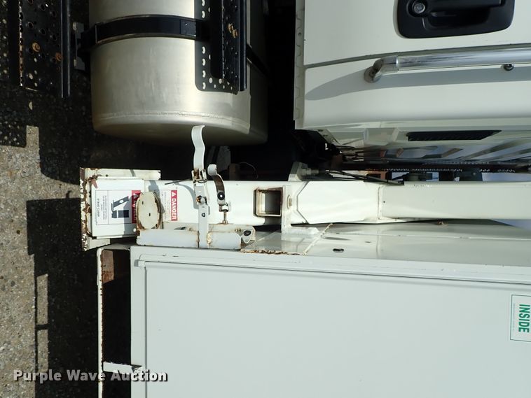 image for item DE0943 2012 International 7300 bucket truck