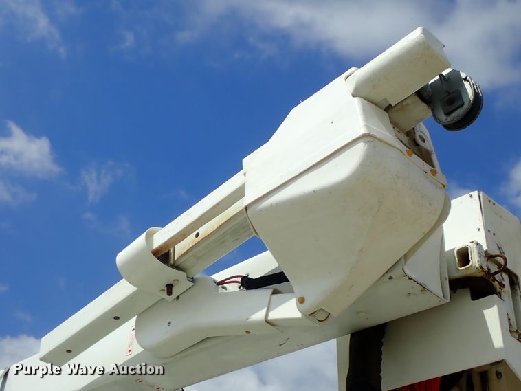 image for item DE0943 2012 International 7300 bucket truck