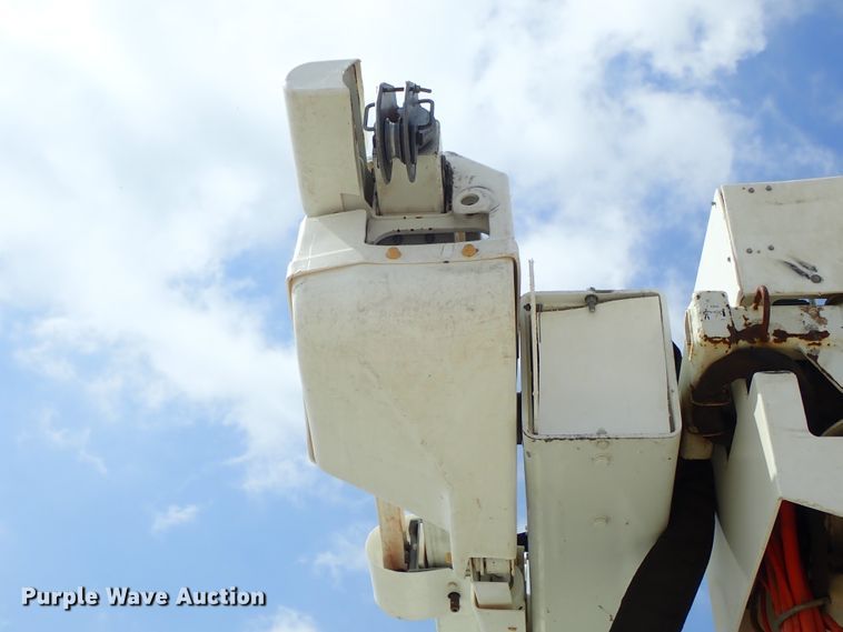 image for item DE0943 2012 International 7300 bucket truck