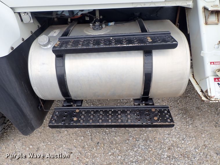 image for item DE0943 2012 International 7300 bucket truck