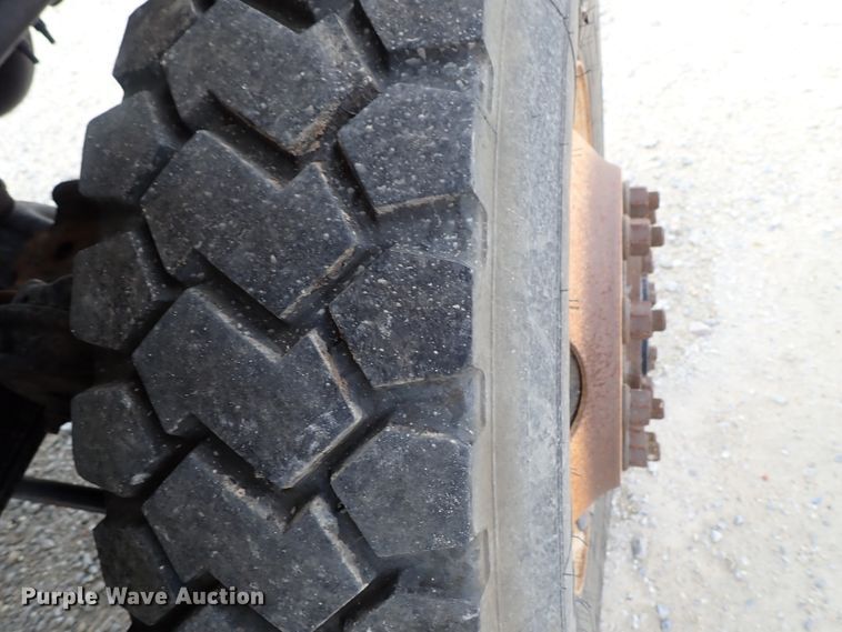 image for item DE0943 2012 International 7300 bucket truck