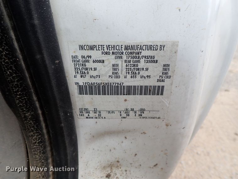 image for item DE0949 1999 Ford F550 Super Duty flatbed truck