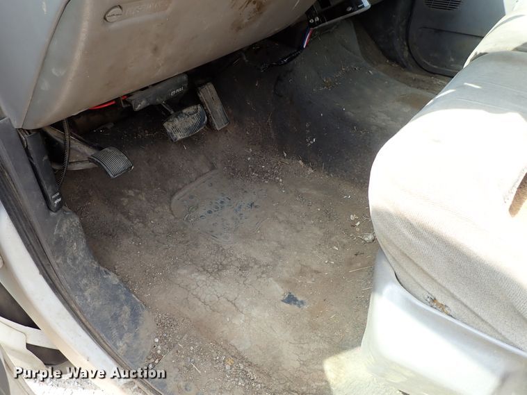 image for item DE0949 1999 Ford F550 Super Duty flatbed truck