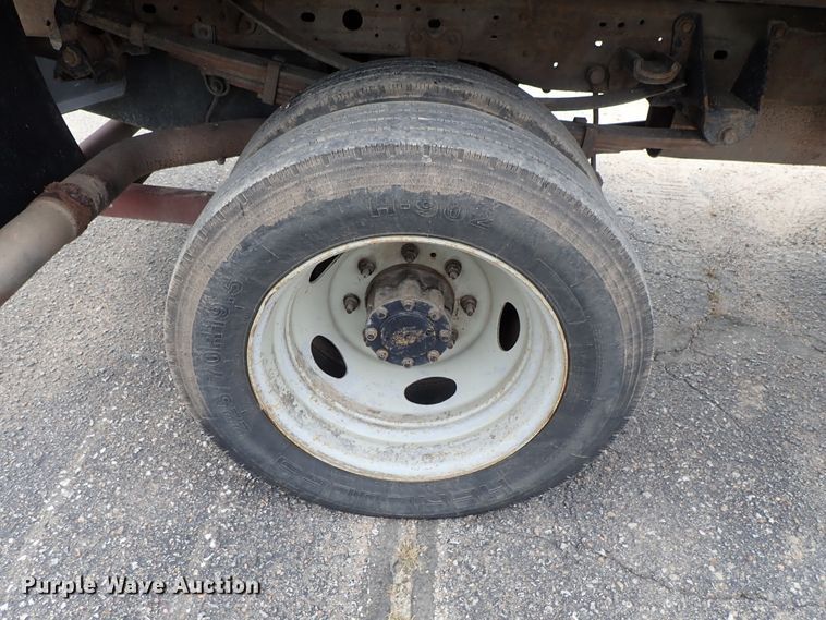 image for item DE0949 1999 Ford F550 Super Duty flatbed truck