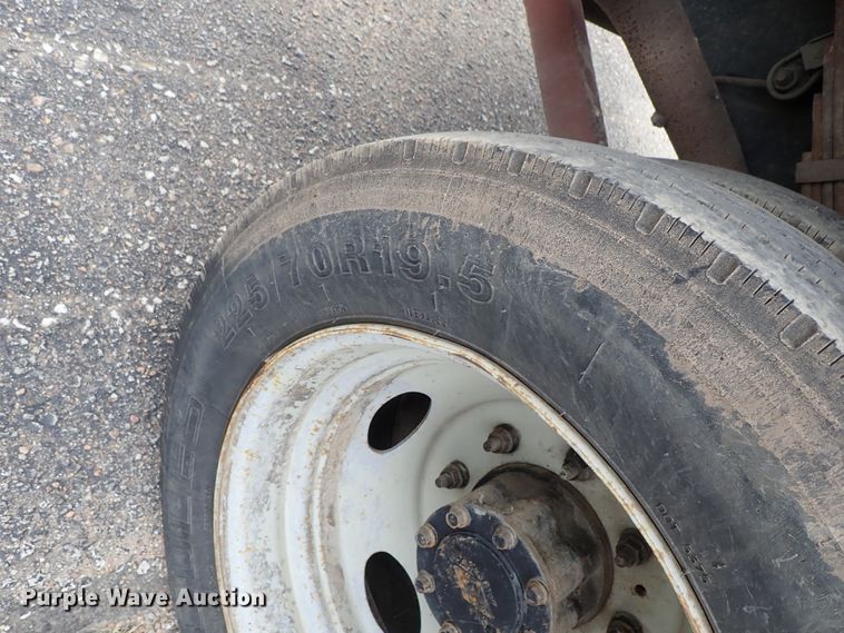 image for item DE0949 1999 Ford F550 Super Duty flatbed truck