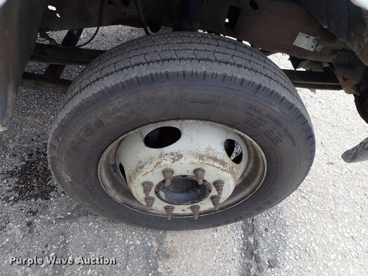 image for item DE0949 1999 Ford F550 Super Duty flatbed truck