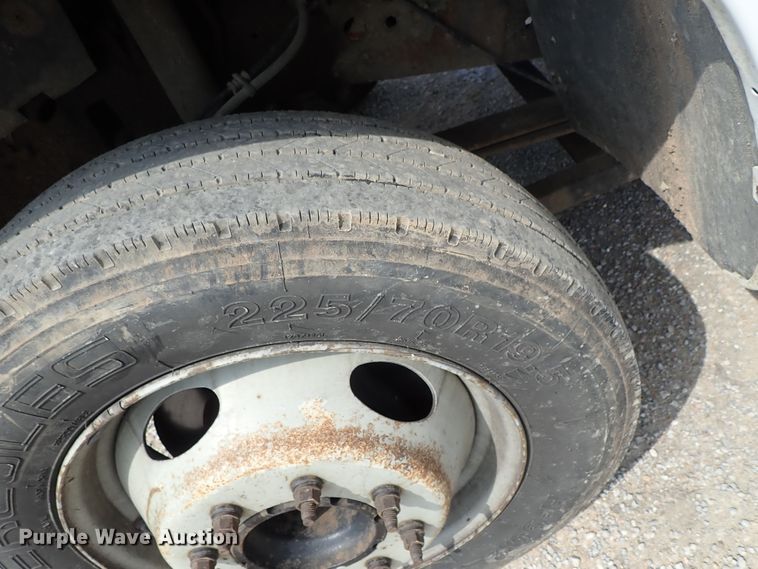 image for item DE0949 1999 Ford F550 Super Duty flatbed truck