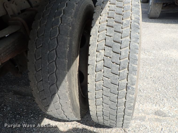 image for item DE0949 1999 Ford F550 Super Duty flatbed truck