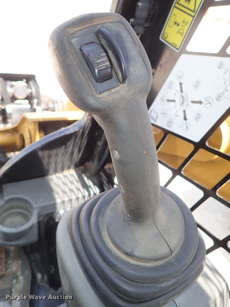 image for item DE0953 2015 Caterpillar 242D skid steer