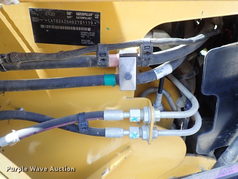 image for item DE0953 2015 Caterpillar 242D skid steer