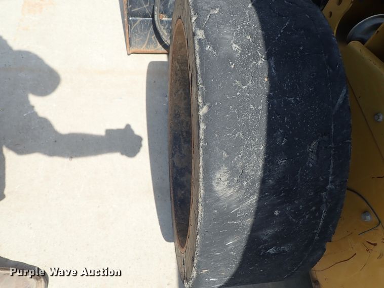 image for item DE0953 2015 Caterpillar 242D skid steer