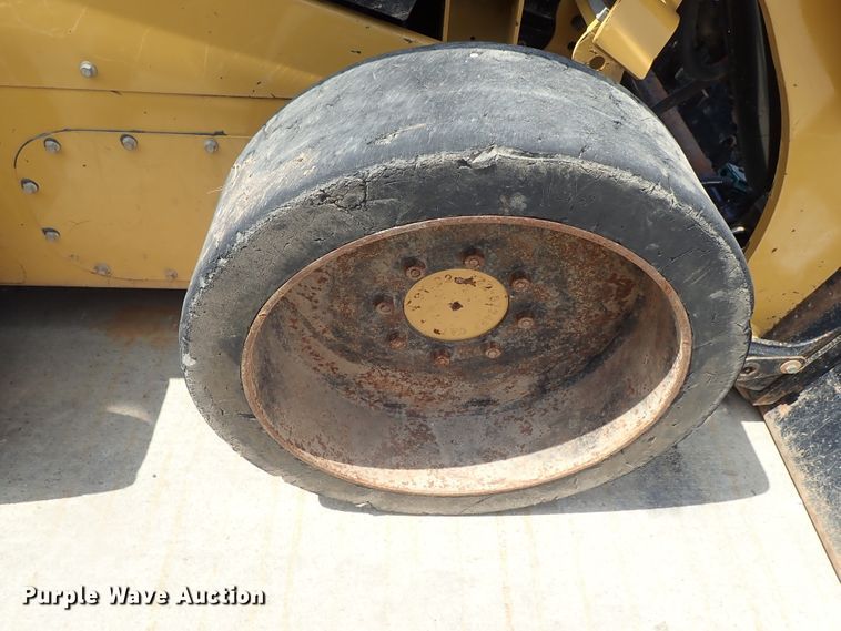 image for item DE0953 2015 Caterpillar 242D skid steer