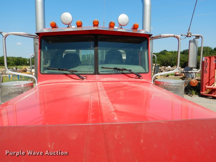 image for item DE4016 2008 Peterbilt 389 semi truck