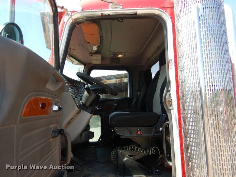 image for item DE4016 2008 Peterbilt 389 semi truck