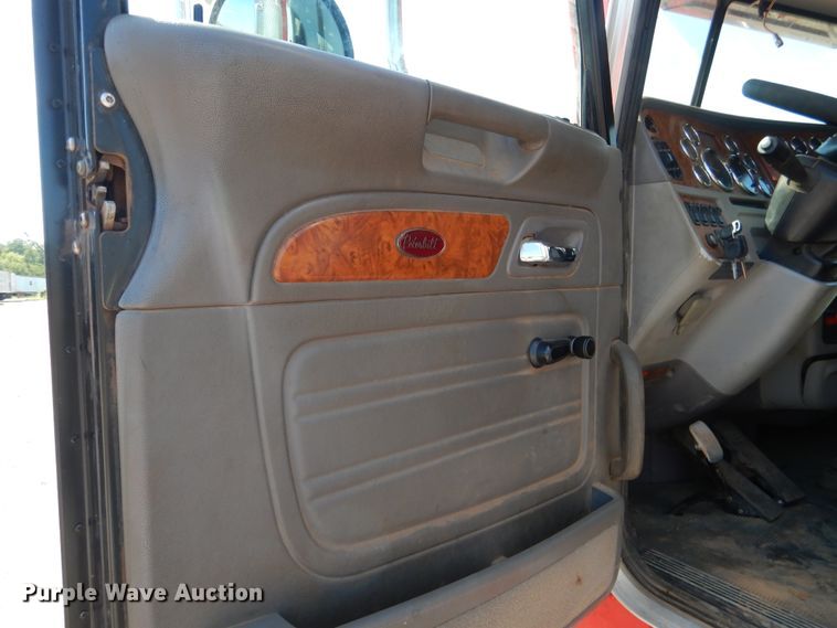 image for item DE4016 2008 Peterbilt 389 semi truck