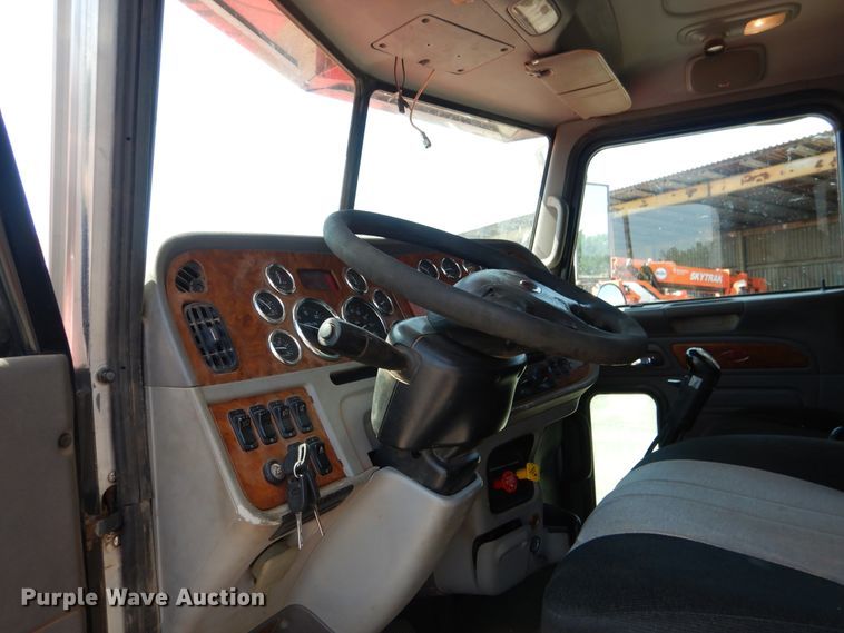 image for item DE4016 2008 Peterbilt 389 semi truck